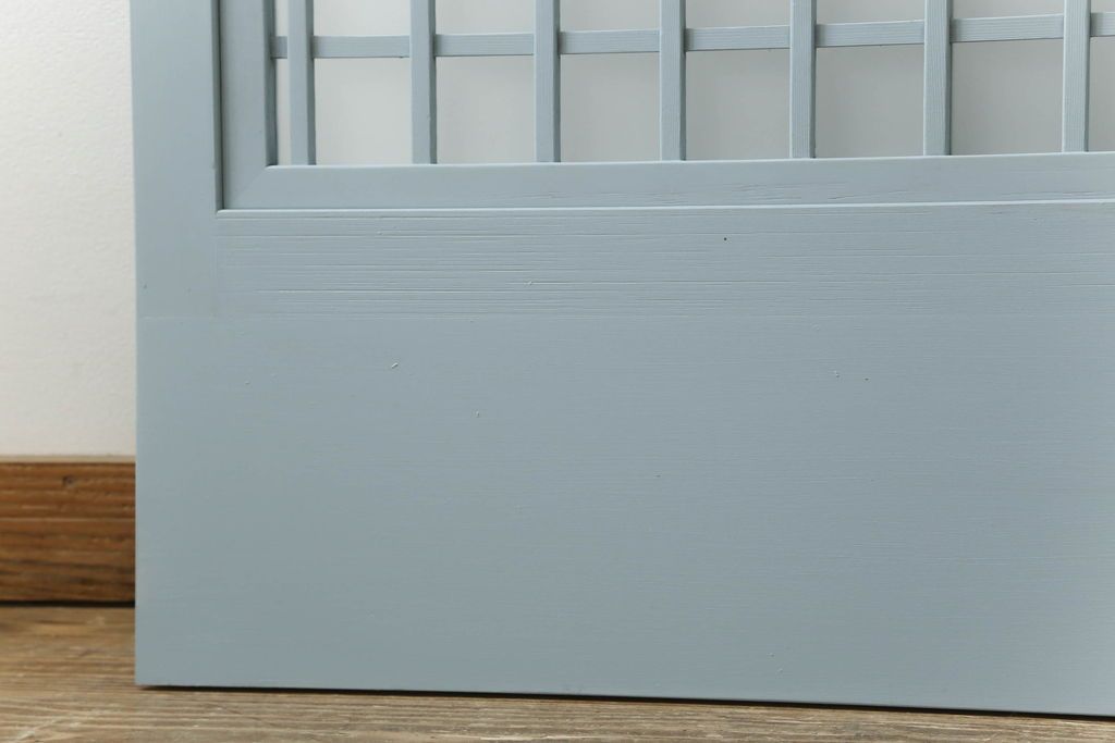 ガラス窓2枚をリペア&カスタム!高さと幅をリサイズし、2か所に引手を追加。上下の部分にスリガラス、中央部分をクリアガラスに交換。色味は当店商品を参考にくすんだ水色に着色。(引き戸、ガラス戸、建具)