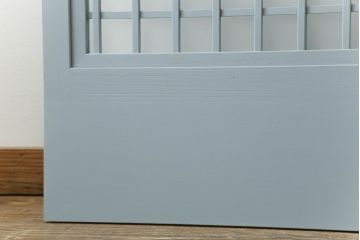 ガラス窓2枚をリペア&カスタム!高さと幅をリサイズし、2か所に引手を追加。上下の部分にスリガラス、中央部分をクリアガラスに交換。色味は当店商品を参考にくすんだ水色に着色。(引き戸、ガラス戸、建具)