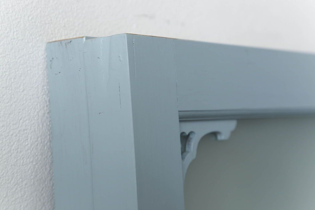 ガラス窓2枚をリペア&カスタム!高さと幅をリサイズし、2か所に引手を追加。上下の部分にスリガラス、中央部分をクリアガラスに交換。色味は当店商品を参考にくすんだ水色に着色。(引き戸、ガラス戸、建具)