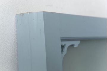 ガラス窓2枚をリペア&カスタム!高さと幅をリサイズし、2か所に引手を追加。上下の部分にスリガラス、中央部分をクリアガラスに交換。色味は当店商品を参考にくすんだ水色に着色。(引き戸、ガラス戸、建具)