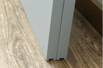 ガラス窓2枚をリペア&カスタム!高さと幅をリサイズし、2か所に引手を追加。上下の部分にスリガラス、中央部分をクリアガラスに交換。色味は当店商品を参考にくすんだ水色に着色。(引き戸、ガラス戸、建具)