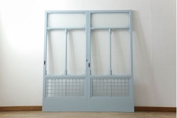 ガラス窓2枚をリペア&カスタム!高さと幅をリサイズし、2か所に引手を追加。上下の部分にスリガラス、中央部分をクリアガラスに交換。色味は当店商品を参考にくすんだ水色に着色。(引き戸、ガラス戸、建具)