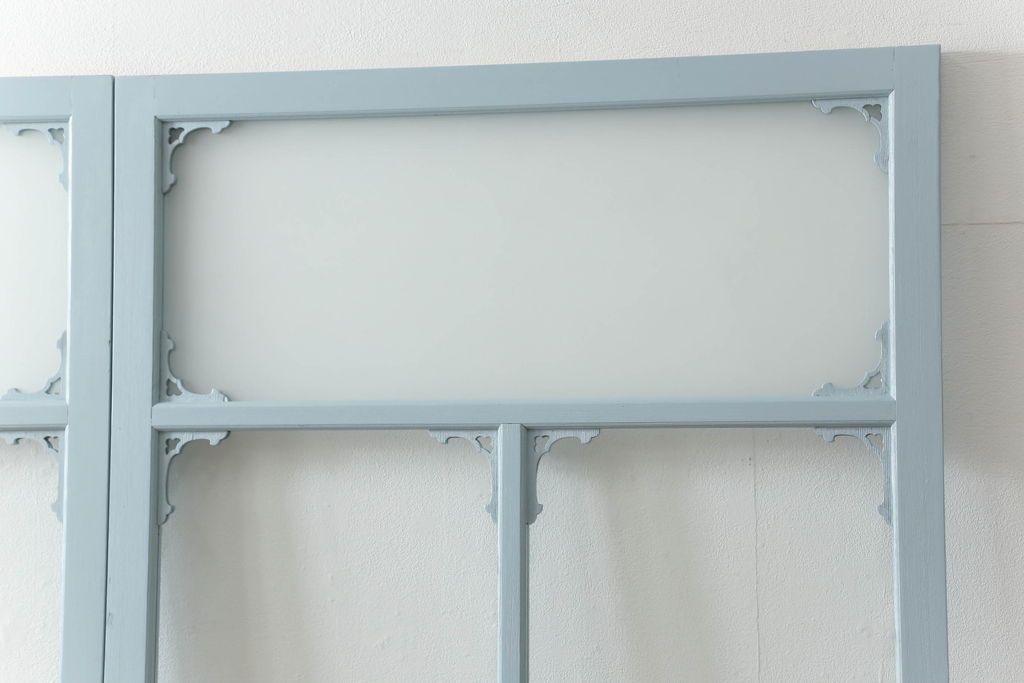 ガラス窓2枚をリペア&カスタム!高さと幅をリサイズし、2か所に引手を追加。上下の部分にスリガラス、中央部分をクリアガラスに交換。色味は当店商品を参考にくすんだ水色に着色。(引き戸、ガラス戸、建具)