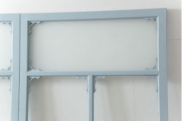 ガラス窓2枚をリペア&カスタム!高さと幅をリサイズし、2か所に引手を追加。上下の部分にスリガラス、中央部分をクリアガラスに交換。色味は当店商品を参考にくすんだ水色に着色。(引き戸、ガラス戸、建具)