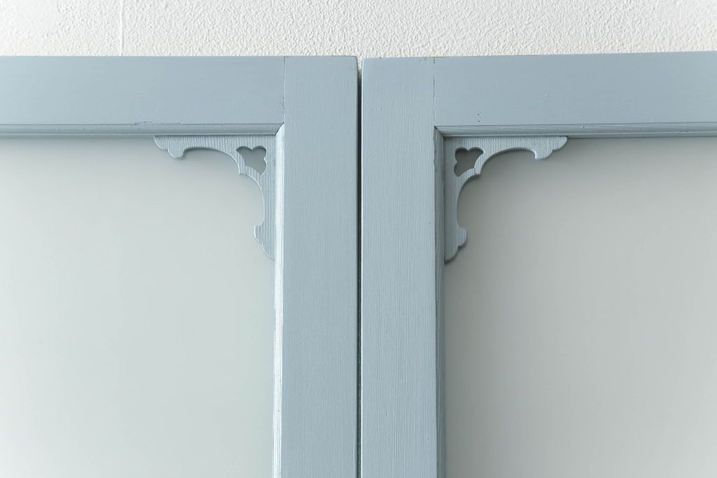 ガラス窓2枚をリペア&カスタム!高さと幅をリサイズし、2か所に引手を追加。上下の部分にスリガラス、中央部分をクリアガラスに交換。色味は当店商品を参考にくすんだ水色に着色。(引き戸、ガラス戸、建具)