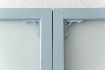 ガラス窓2枚をリペア&カスタム!高さと幅をリサイズし、2か所に引手を追加。上下の部分にスリガラス、中央部分をクリアガラスに交換。色味は当店商品を参考にくすんだ水色に着色。(引き戸、ガラス戸、建具)