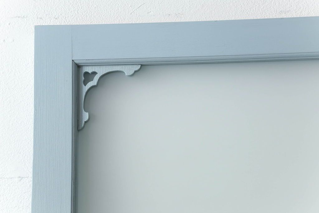 ガラス窓2枚をリペア&カスタム!高さと幅をリサイズし、2か所に引手を追加。上下の部分にスリガラス、中央部分をクリアガラスに交換。色味は当店商品を参考にくすんだ水色に着色。(引き戸、ガラス戸、建具)