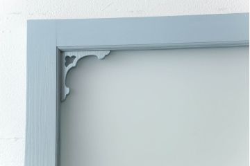 ガラス窓2枚をリペア&カスタム!高さと幅をリサイズし、2か所に引手を追加。上下の部分にスリガラス、中央部分をクリアガラスに交換。色味は当店商品を参考にくすんだ水色に着色。(引き戸、ガラス戸、建具)