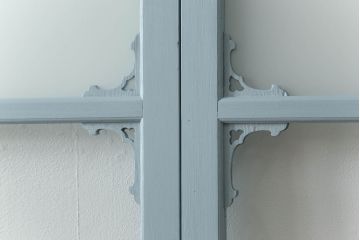 ガラス窓2枚をリペア&カスタム!高さと幅をリサイズし、2か所に引手を追加。上下の部分にスリガラス、中央部分をクリアガラスに交換。色味は当店商品を参考にくすんだ水色に着色。(引き戸、ガラス戸、建具)