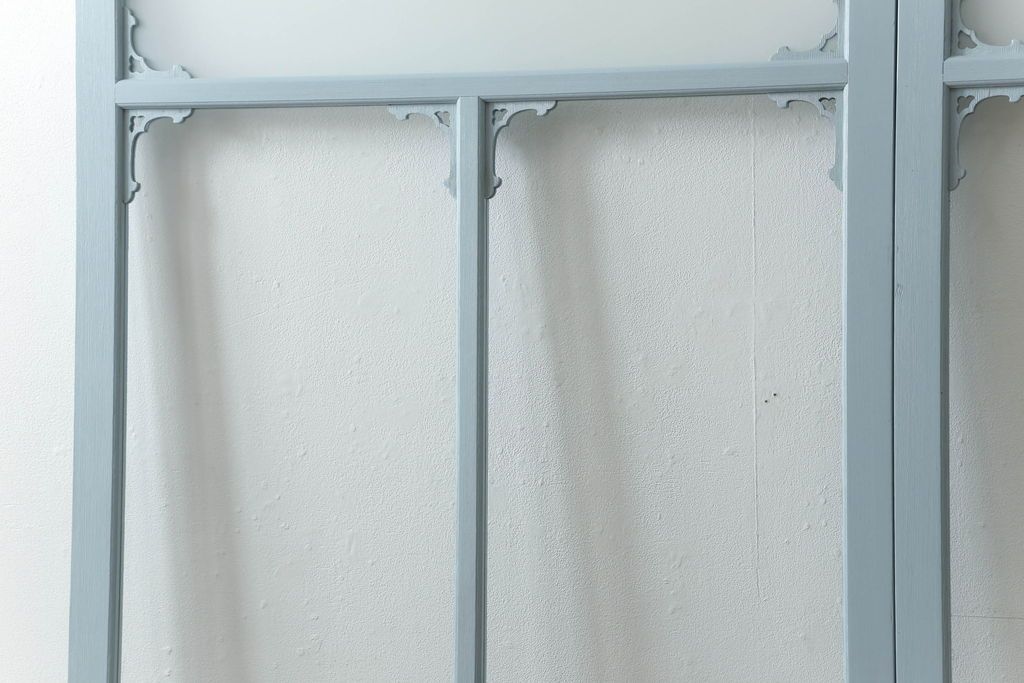 ガラス窓2枚をリペア&カスタム!高さと幅をリサイズし、2か所に引手を追加。上下の部分にスリガラス、中央部分をクリアガラスに交換。色味は当店商品を参考にくすんだ水色に着色。(引き戸、ガラス戸、建具)