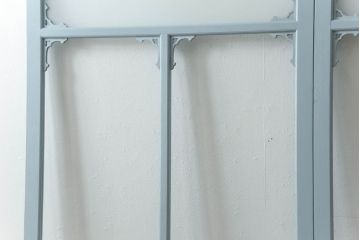 ガラス窓2枚をリペア&カスタム!高さと幅をリサイズし、2か所に引手を追加。上下の部分にスリガラス、中央部分をクリアガラスに交換。色味は当店商品を参考にくすんだ水色に着色。(引き戸、ガラス戸、建具)