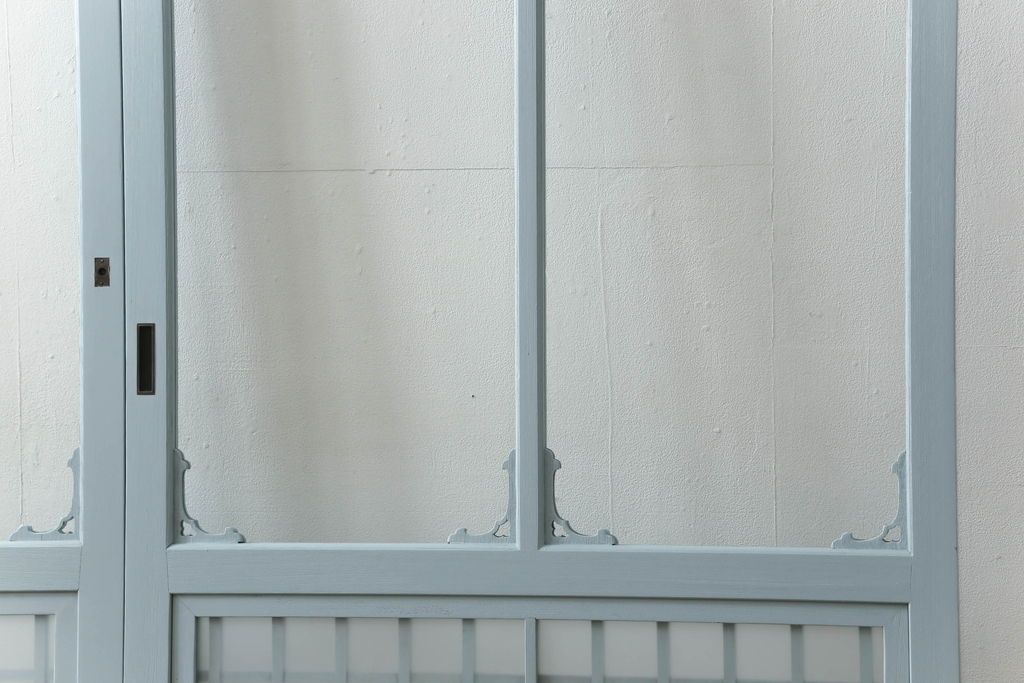 ガラス窓2枚をリペア&カスタム!高さと幅をリサイズし、2か所に引手を追加。上下の部分にスリガラス、中央部分をクリアガラスに交換。色味は当店商品を参考にくすんだ水色に着色。(引き戸、ガラス戸、建具)