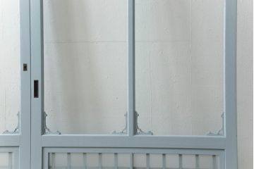 ガラス窓2枚をリペア&カスタム!高さと幅をリサイズし、2か所に引手を追加。上下の部分にスリガラス、中央部分をクリアガラスに交換。色味は当店商品を参考にくすんだ水色に着色。(引き戸、ガラス戸、建具)