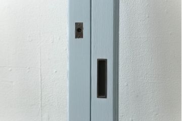 ガラス窓2枚をリペア&カスタム!高さと幅をリサイズし、2か所に引手を追加。上下の部分にスリガラス、中央部分をクリアガラスに交換。色味は当店商品を参考にくすんだ水色に着色。(引き戸、ガラス戸、建具)