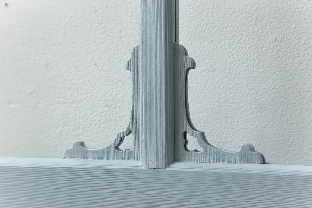 ガラス窓2枚をリペア&カスタム!高さと幅をリサイズし、2か所に引手を追加。上下の部分にスリガラス、中央部分をクリアガラスに交換。色味は当店商品を参考にくすんだ水色に着色。(引き戸、ガラス戸、建具)