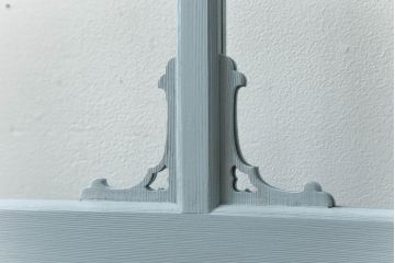 ガラス窓2枚をリペア&カスタム!高さと幅をリサイズし、2か所に引手を追加。上下の部分にスリガラス、中央部分をクリアガラスに交換。色味は当店商品を参考にくすんだ水色に着色。(引き戸、ガラス戸、建具)