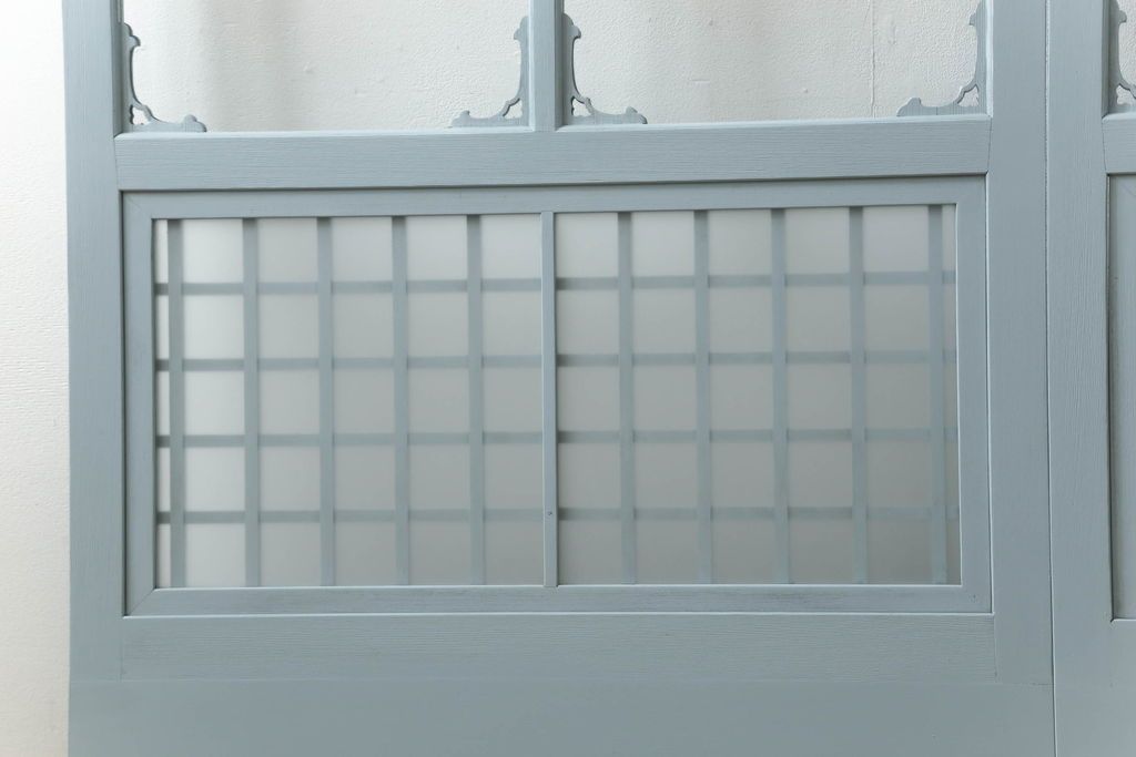 ガラス窓2枚をリペア&カスタム!高さと幅をリサイズし、2か所に引手を追加。上下の部分にスリガラス、中央部分をクリアガラスに交換。色味は当店商品を参考にくすんだ水色に着色。(引き戸、ガラス戸、建具)