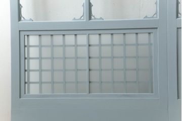 ガラス窓2枚をリペア&カスタム!高さと幅をリサイズし、2か所に引手を追加。上下の部分にスリガラス、中央部分をクリアガラスに交換。色味は当店商品を参考にくすんだ水色に着色。(引き戸、ガラス戸、建具)