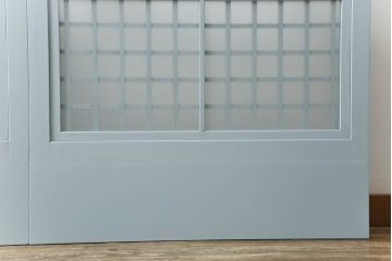 ガラス窓2枚をリペア&カスタム!高さと幅をリサイズし、2か所に引手を追加。上下の部分にスリガラス、中央部分をクリアガラスに交換。色味は当店商品を参考にくすんだ水色に着色。(引き戸、ガラス戸、建具)