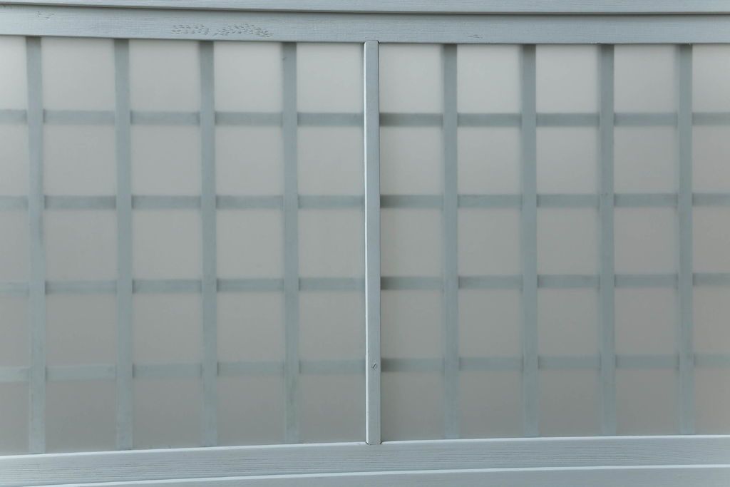 ガラス窓2枚をリペア&カスタム!高さと幅をリサイズし、2か所に引手を追加。上下の部分にスリガラス、中央部分をクリアガラスに交換。色味は当店商品を参考にくすんだ水色に着色。(引き戸、ガラス戸、建具)