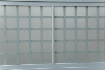 ガラス窓2枚をリペア&カスタム!高さと幅をリサイズし、2か所に引手を追加。上下の部分にスリガラス、中央部分をクリアガラスに交換。色味は当店商品を参考にくすんだ水色に着色。(引き戸、ガラス戸、建具)