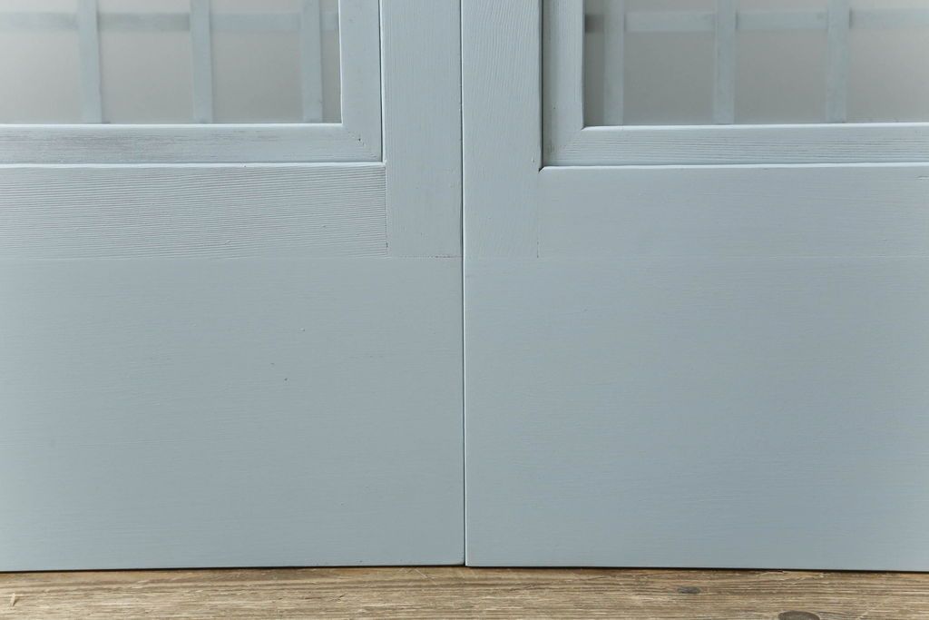 ガラス窓2枚をリペア&カスタム!高さと幅をリサイズし、2か所に引手を追加。上下の部分にスリガラス、中央部分をクリアガラスに交換。色味は当店商品を参考にくすんだ水色に着色。(引き戸、ガラス戸、建具)