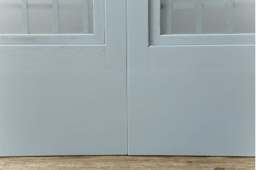 ガラス窓2枚をリペア&カスタム!高さと幅をリサイズし、2か所に引手を追加。上下の部分にスリガラス、中央部分をクリアガラスに交換。色味は当店商品を参考にくすんだ水色に着色。(引き戸、ガラス戸、建具)