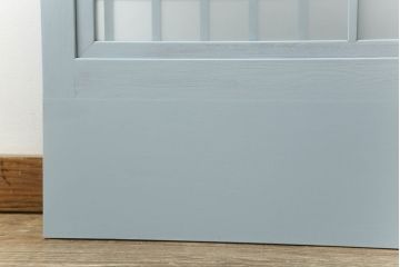 ガラス窓2枚をリペア&カスタム!高さと幅をリサイズし、2か所に引手を追加。上下の部分にスリガラス、中央部分をクリアガラスに交換。色味は当店商品を参考にくすんだ水色に着色。(引き戸、ガラス戸、建具)