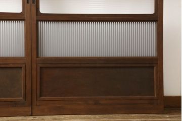 格子戸2枚をリペア&カスタム!高さをリサイズし、木瓜ガラスからモールガラス、格子裏はすりガラスへ変更。上吊り式仕様に加工し、本体は現状の色味を活かして仕上げ。(建具、引き戸)