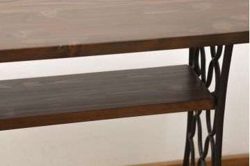 ミシンの鉄脚をリペア&カスタム!当店のオーダー家具を参考に横長のテーブルにリメイク。天板を取り付け、天板幅に合わせて脚を切断し取り付け。本体に合わせた棚板を製作し、天板・棚板はマホガニーのように濃い飴色、鉄脚は黒でペイント。(シンガーミシン、ミシンテーブル、ミシン台)