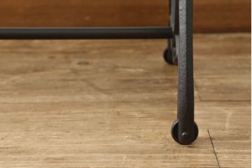 ミシンの鉄脚をリペア&カスタム!当店のオーダー家具を参考に横長のテーブルにリメイク。天板を取り付け、天板幅に合わせて脚を切断し取り付け。本体に合わせた棚板を製作し、天板・棚板はマホガニーのように濃い飴色、鉄脚は黒でペイント。(シンガーミシン、ミシンテーブル、ミシン台)
