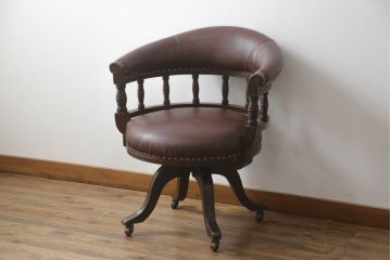 キャスター付きチェアをリペア&カスタム!座面と背面を指定の本革に張り変え、硬さを調整。木部は1トーン落ち着いた色味に着色仕上げ。