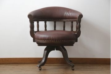 キャスター付きチェアをリペア&カスタム!座面と背面を指定の本革に張り変え、硬さを調整。木部は1トーン落ち着いた色味に着色仕上げ。