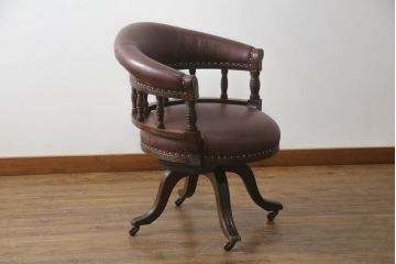 キャスター付きチェアをリペア&カスタム!座面と背面を指定の本革に張り変え、硬さを調整。木部は1トーン落ち着いた色味に着色仕上げ。