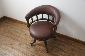 キャスター付きチェアをリペア&カスタム!座面と背面を指定の本革に張り変え、硬さを調整。木部は1トーン落ち着いた色味に着色仕上げ。