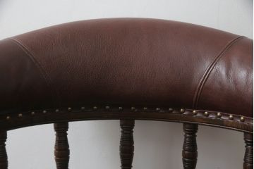 キャスター付きチェアをリペア&カスタム!座面と背面を指定の本革に張り変え、硬さを調整。木部は1トーン落ち着いた色味に着色仕上げ。