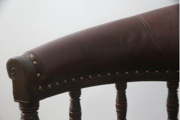 キャスター付きチェアをリペア&カスタム!座面と背面を指定の本革に張り変え、硬さを調整。木部は1トーン落ち着いた色味に着色仕上げ。