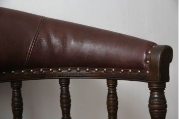 キャスター付きチェアをリペア&カスタム!座面と背面を指定の本革に張り変え、硬さを調整。木部は1トーン落ち着いた色味に着色仕上げ。