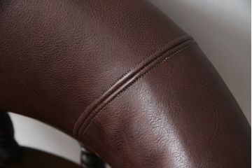 キャスター付きチェアをリペア&カスタム!座面と背面を指定の本革に張り変え、硬さを調整。木部は1トーン落ち着いた色味に着色仕上げ。