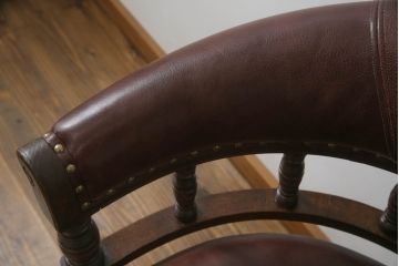 キャスター付きチェアをリペア&カスタム!座面と背面を指定の本革に張り変え、硬さを調整。木部は1トーン落ち着いた色味に着色仕上げ。