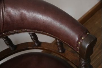 キャスター付きチェアをリペア&カスタム!座面と背面を指定の本革に張り変え、硬さを調整。木部は1トーン落ち着いた色味に着色仕上げ。