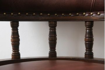 キャスター付きチェアをリペア&カスタム!座面と背面を指定の本革に張り変え、硬さを調整。木部は1トーン落ち着いた色味に着色仕上げ。