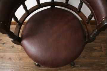 キャスター付きチェアをリペア&カスタム!座面と背面を指定の本革に張り変え、硬さを調整。木部は1トーン落ち着いた色味に着色仕上げ。