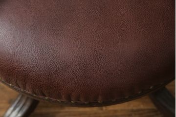 キャスター付きチェアをリペア&カスタム!座面と背面を指定の本革に張り変え、硬さを調整。木部は1トーン落ち着いた色味に着色仕上げ。