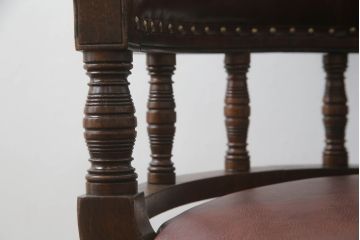 キャスター付きチェアをリペア&カスタム!座面と背面を指定の本革に張り変え、硬さを調整。木部は1トーン落ち着いた色味に着色仕上げ。