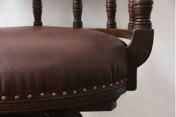 キャスター付きチェアをリペア&カスタム!座面と背面を指定の本革に張り変え、硬さを調整。木部は1トーン落ち着いた色味に着色仕上げ。