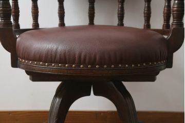 キャスター付きチェアをリペア&カスタム!座面と背面を指定の本革に張り変え、硬さを調整。木部は1トーン落ち着いた色味に着色仕上げ。