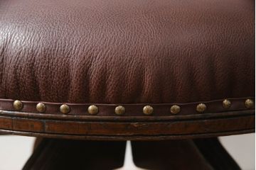 キャスター付きチェアをリペア&カスタム!座面と背面を指定の本革に張り変え、硬さを調整。木部は1トーン落ち着いた色味に着色仕上げ。