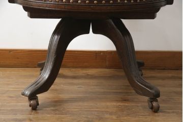 キャスター付きチェアをリペア&カスタム!座面と背面を指定の本革に張り変え、硬さを調整。木部は1トーン落ち着いた色味に着色仕上げ。