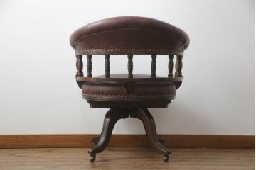 キャスター付きチェアをリペア&カスタム!座面と背面を指定の本革に張り変え、硬さを調整。木部は1トーン落ち着いた色味に着色仕上げ。